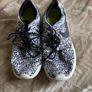 Nike tennis shoes-size 7 good condition